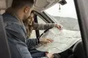 Para planować kolejny etap podróży kamperem, para przegląda mapę.