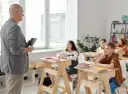Nauczyciel opowiada historię, angażując uczniów w lekcję. Storytelling w edukacji ożywia naukę, budząc ciekawość i wyobraźnię.
