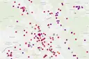 Mapa Warszawy z zaznaczonymi punktami o różnym natężeniu smogu.
