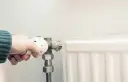 Jak odpowietrzyć grzejniki w bloku na ostatnim piętrze, aby uniknąć zimna