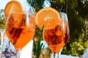 Dwa orzeźwiające drinki z pomarańczą i lodem, idealne na włoskie aperitivo.
