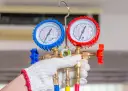 Manometr do klimatyzacji, pokazujący jak podłączyć zawór zwrotny do kompresora.