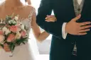 Para młoda idzie do ołtarza, trzymając bukiet. Wkrótce nauki przedmałżeńskie od ręki pomogą im w tej podróży.
