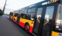 Autobus przegubowy MZK Gorlice w ruchu. Sprawdź mzk gorlice rozkład jazdy, by nie przegapić swojego kursu.