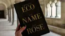 Buchcover von "Der Name der Rose" von Umberto Eco, gehalten in einer Hand.