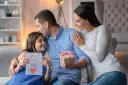 Wzruszający wiersz o dziecku, które z miłością wręcza tacie kartkę "Happy Father's Day" i prezent.