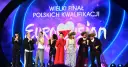Artyści na scenie z logo Eurowizji i napisem "Wielki Finał Polskich Kwalifikacji".