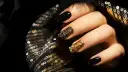 Schwarze Nägel mit Gold: Luxus-Designs & DIY-Tipps für 2026