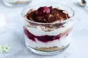 Pyszny deser w pucharku z wiśniami i kakao. Idealny deser zamiast kolacji.