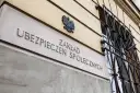 Tablica z napisem "Zakład Ubezpieczeń Społecznych" i godłem Polski.