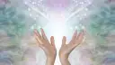 Dłonie otwarte ku górze, otoczone eteryczną, świetlistą mgiełką. Symbol nadziei i siły, by odnaleźć spokój i nauczyć się, jak żyć po zdradzie i nie zwariować.