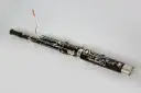 Kontrabasowy fagot, instrument dęty drewniany, większy niż obój, z metalowymi klapami i drewnianym korpusem.