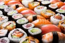 Mnóstwo pysznego sushi: nigiri z łososiem, tuńczykiem, krewetką i rolki z awokado, ogórkiem, krabem. Tak wygląda sushi, co to za uczta!