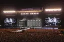 Ogromny tłum na Opener Festival, **ile ludzi**! Na scenie artyści, a na telebimach ich wizerunki.