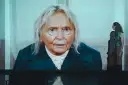 Patrycja Szwarc, aktorka, na ekranie w zbliżeniu. Obok stoi młoda kobieta.