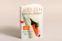 Buchcover "Zwischen Welten" von Juli Zeh und Simon Urban mit Schwanenmotiv und SPIEGEL-Bestseller-Siegel.