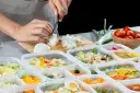 Przygotowanie posiłków do pudełek. Najlepszy catering dietetyczny w Warszawie to gwarancja świeżości i smaku.