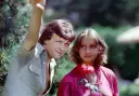 Para, gdzie kręcono Wielkiego SzU, z mężczyzną wznoszącym rękę i kobietą z różą.