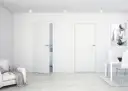Minimalistyczne wnętrze z drzwiami Sara Eco. Jasna sofa, stół z krzesłami i obraz na ścianie.