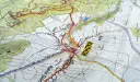 Mapa turystyczna z zaznaczonymi szlakami i miejscowościami, w tym Radkowem. Widoczne są **góry stołowe** i ukształtowanie terenu.