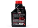 Czarna butelka oleju silnikowego Motul 710 2T z czerwonym korkiem.