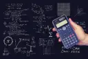 Jak nauczyć się matematyki? Rozwiązuj zadania, rysuj wykresy, używaj kalkulatora. Wzory, figury geometryczne i rachunki na tablicy.