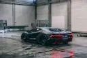 Czarny Lamborghini Centenario z czerwonymi akcentami, stojący w garażu. Zastanawiasz się, ile kosztuje Lamborghini Centenario?
