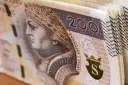 Stos banknotów 200 zł, idealnych na szybką gotówkę. Co można sprzedać w lombardzie? Pieniądze!