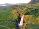 Wodospad Seljalandsfoss na Islandii w złotym świetle zachodzącego słońca.
