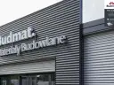 Nowoczesna elewacja z blachy falistej budynku Budmat. Materiały Budowlane.