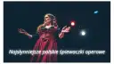 Wybitny polski śpiewak operowy w historycznym stroju na scenie, z rękami uniesionymi w geście.