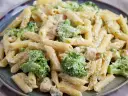 Penne z kurczakiem i brokułami, kremowy sos, posypane parmezanem. Idealny przepis na szybki obiad.