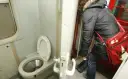 Toalety w pociągach TLK: Czy korzystasz na stacji? Sprawdź!