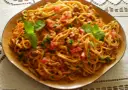 Spaghetti bolognese – prosty przepis. Aromatyczny sos mięsny z pomidorami i bazylią na złocistym makaronie.