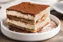 Pyszny kawałek tiramisu, idealny na deser. Ten przepis na tiramisu jest prosty i szybki.