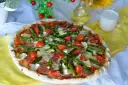 Pyszna pizza ze szparagami, pomidorkami i serem. Idealna na wiosenny obiad.