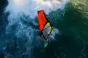 Windsurfing: Co to jest? Jak zacząć i poczuć wiatr w żaglach?