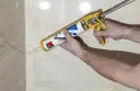Czym odtłuścić kafelki przed silikonowaniem, aby uniknąć problemów?