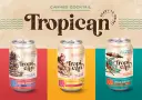 Trzy puszki gotowych drinków "Tropican" o różnych smakach: ananasowym, pomarańczowym i marakujowym.