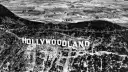 Widok na napis "HOLLYWOODLAND" na wzgórzu, świadectwo początków Hollywood.