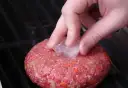 Myśląc o idealnym burgerze: Jak zrobić soczyste mięso w domu?