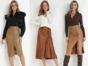 Trzy stylizacje pokazujące, co założyć do brązowej spódnicy: czarną koszulę z falbanami, biały sweterek lub brązowy dopasowany top.