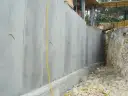 Muro de hormigón prefabricado para un sótano en construcción. El coste de construcción del sótano se ve reflejado en estos materiales.
