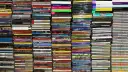 Najważniejsze płyty w historii muzyki: stosy CD z hitami disco, dance, pop i rocka.
