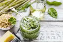 Pesto, z czego jest? Bazylia, orzeszki piniowe, parmezan, czosnek i oliwa tworzą ten aromatyczny sos.