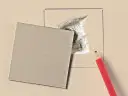 Kartonowy plaster i ołówek czekają, by pokazać, jak załatać dużą dziurę w ścianie.