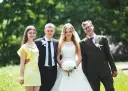 Para ślubna z dwoma świadkami, którzy towarzyszyli im na ślubie cywilnym.