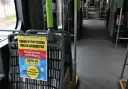 Ograniczona liczba miejsc siedzących w autobusie. Proszę nie siadać w tym miejscu. Zachowaj dystans od innych pasażerów.