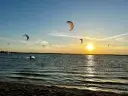 Kitesurfing w Polsce: Hel, jeziora i Bałtyk. Gdzie wieje?