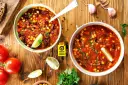 Zupa meksykańska Ani Gotuje: aromatyczne chili con carne z fasolą, kukurydzą i pomidorami, podana z limonką.